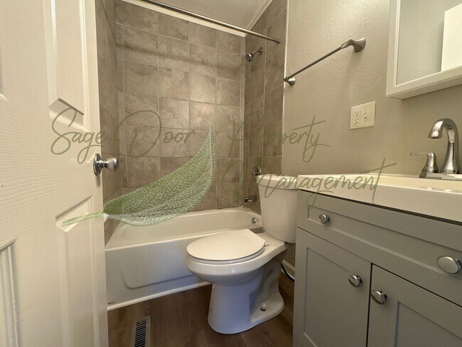 Building Photo - UPSTAIRS LOFT SPACE!!!