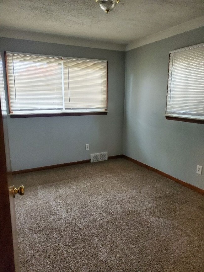 Building Photo - Beautiful, sprawling, brick ranch - $1600/mo