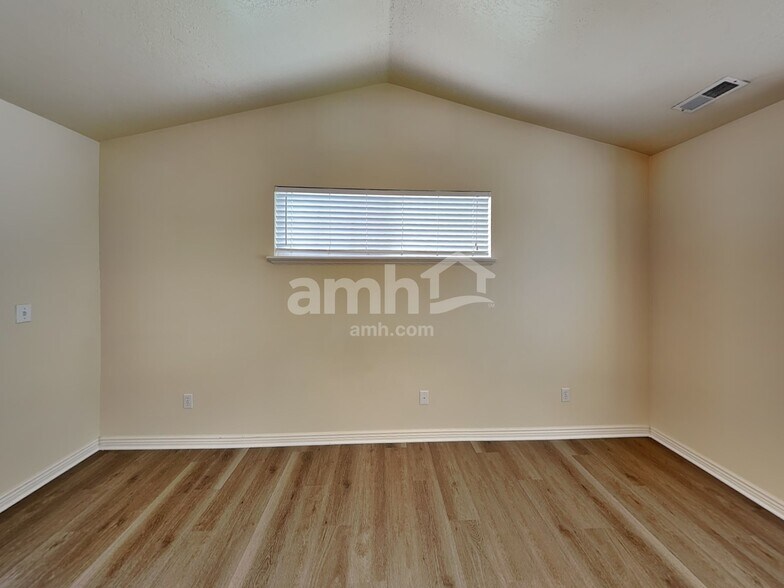 Building Photo - 10766 N Cypress