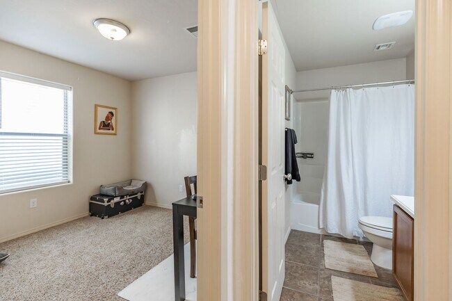 Building Photo - 3 Bedroom, 2 Bath in a Private Cul De Sac