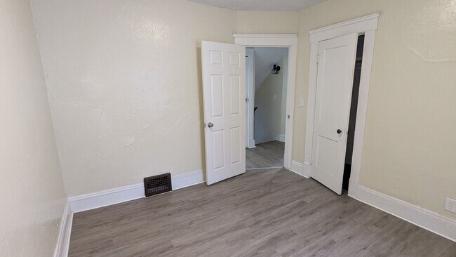 Building Photo - Welcome to this charming 3-bedroom, 1-bathroom home located in the heart of Akron