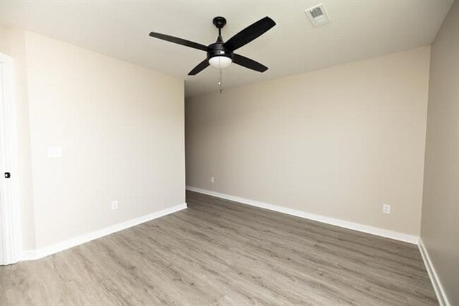 Building Photo - 542-544 W 50th Ct S