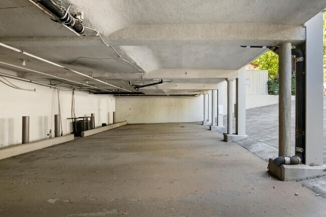 Building Photo - 9080 Shoreham Dr