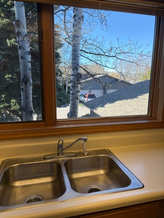 Building Photo - 2 Bedroom 1 Bathroom Condo