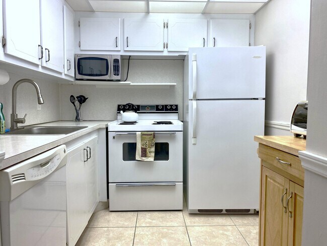 Building Photo - 335 Farnham P