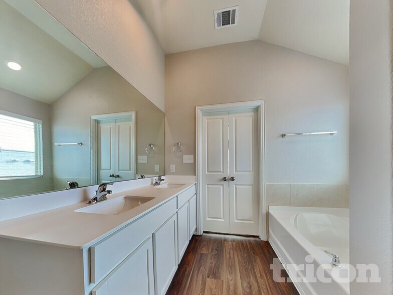 Building Photo - 127 Simon