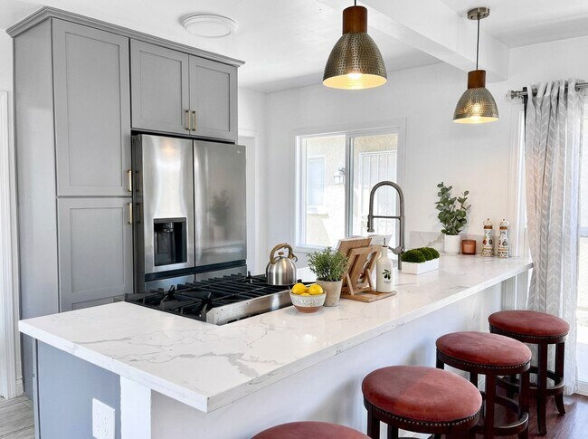 Building Photo - 1230 N Hollywood Way