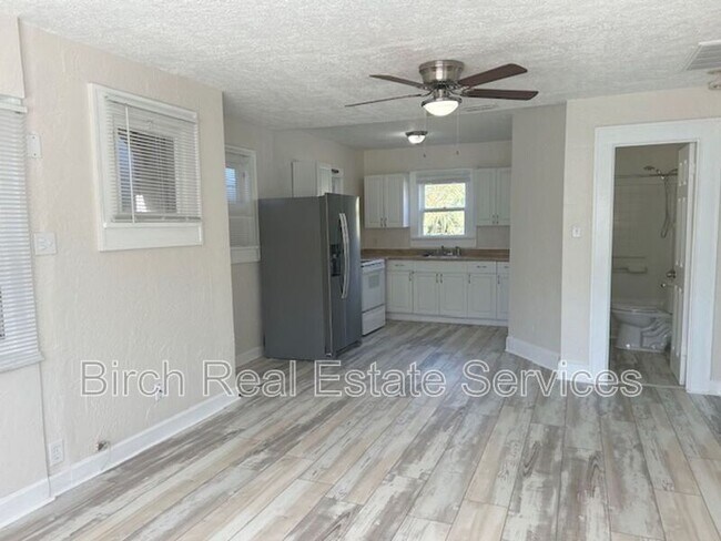 Building Photo - 837 10th Ave N