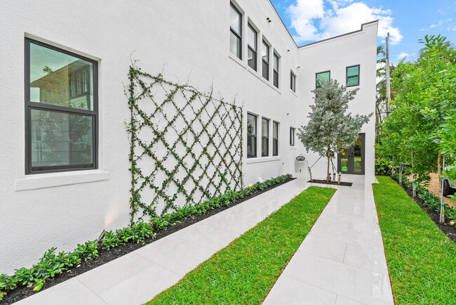 Building Photo - 226 Oleander Ave