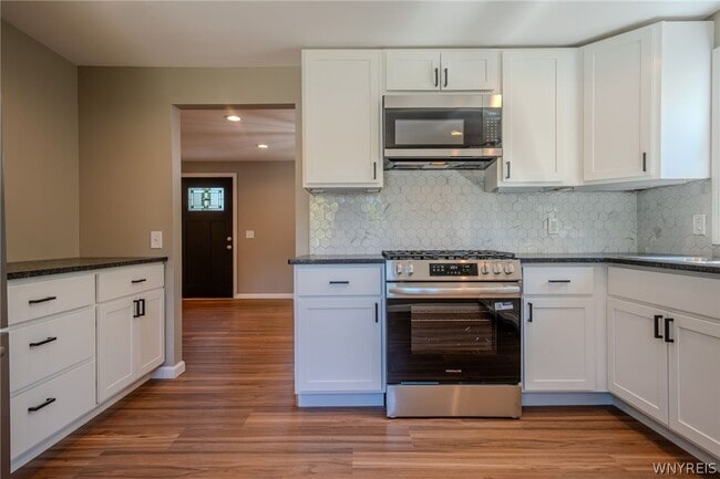 Building Photo - 6910 Wellington Dr