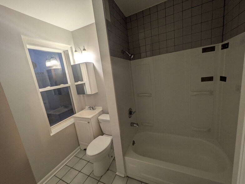 Building Photo - 653 Chain St