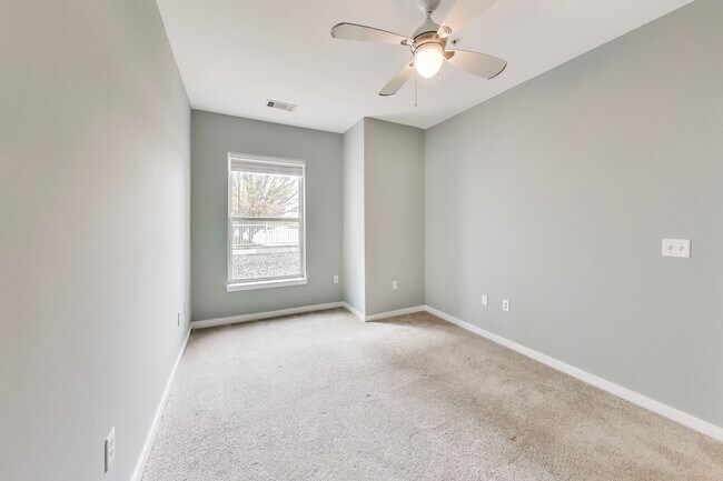 Building Photo - Luxury 1BD/1BA condo steps to SS METRO