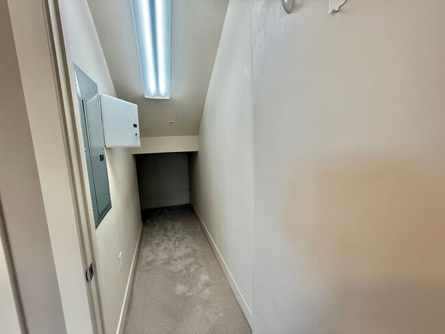 Building Photo - Bright and Open Del Rio Work Loft