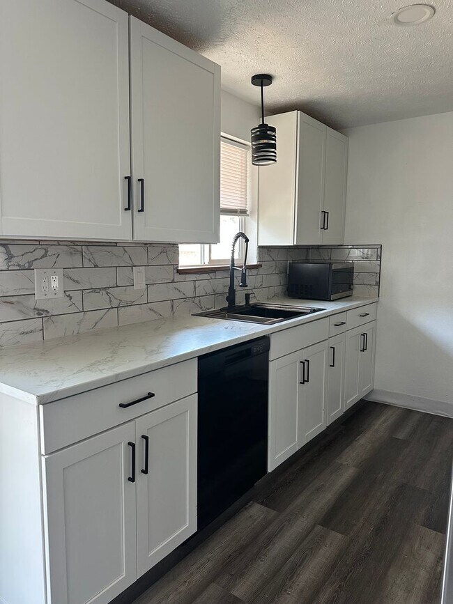 Building Photo - 4905 - York Duplex