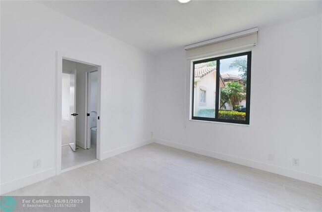 Building Photo - 2550 Jardin Terrace