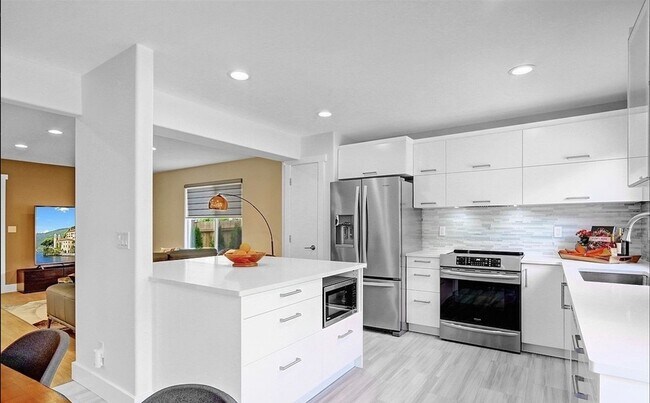 Building Photo - Beautifully remodeled 4bd, 3ba home in EVE...