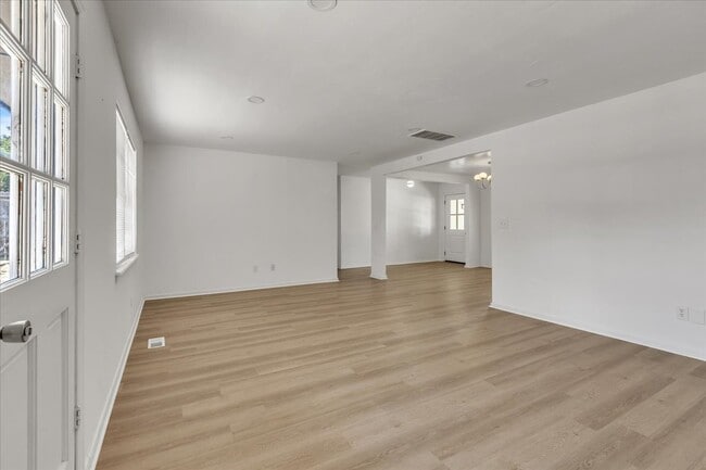 Building Photo - 9800 Willow Wind Dr