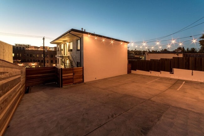 Building Photo - This beautifully updated 1 bed / 1 bath apartment in Echo Park is now available!