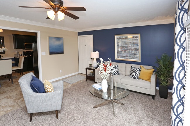 2BR, 1BA - 1000 SF - Living Room - Flats at Hurstbourne