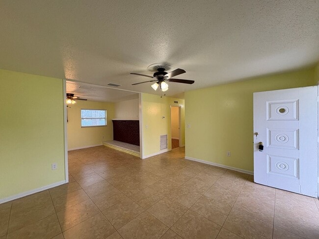 Building Photo - For Rent: 4-Bedroom Home in Lakeland