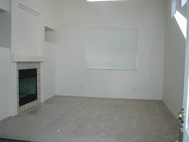 Building Photo - 628 Rolling Valley Way