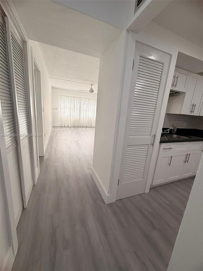 Building Photo - 20111 NE 27th Ct