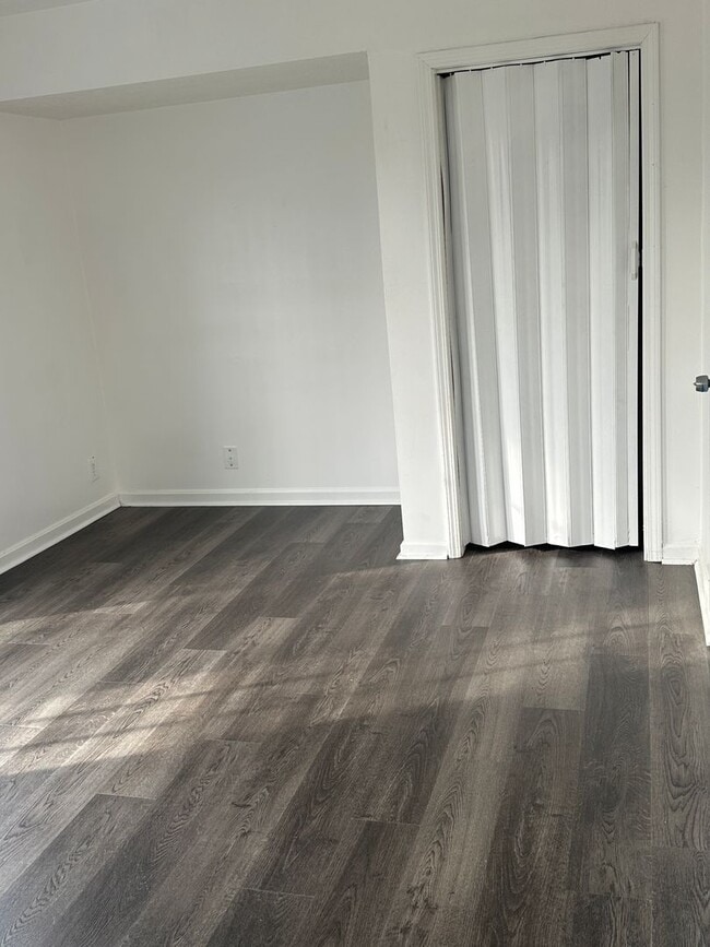 Building Photo - 5 Bed / 1.5 Bath