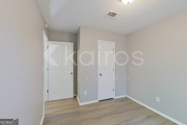 Building Photo - 3160 Creekwood Dr