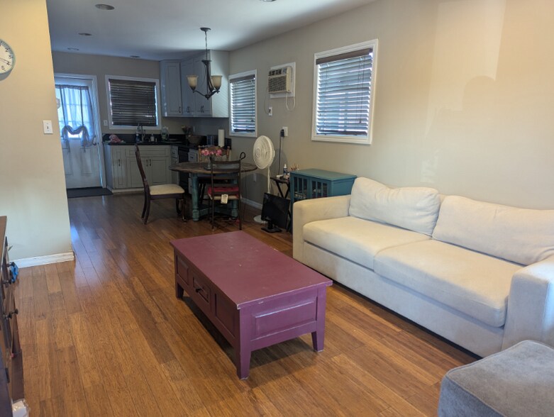Building Photo - 518 S Kern Ave