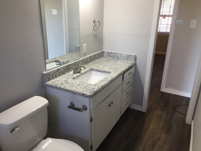 Building Photo - 407 N Carl St