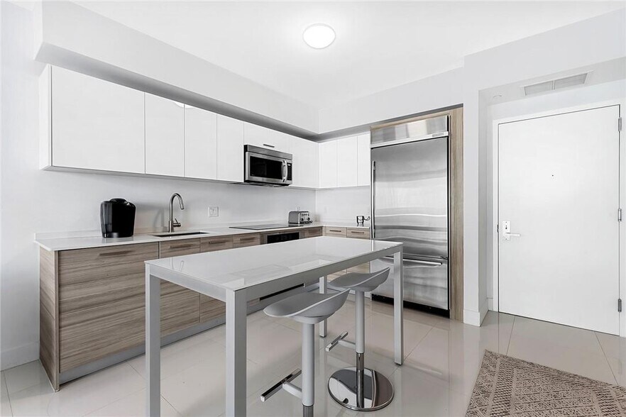Building Photo - 1300 Brickell Bay Dr