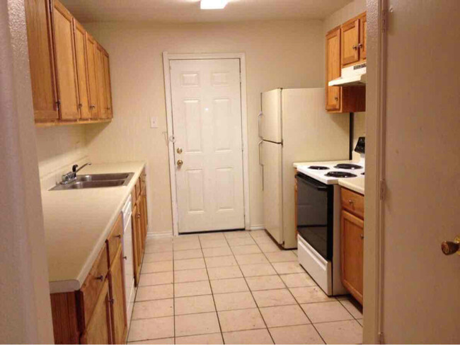 Building Photo - 7627 Oak Chase