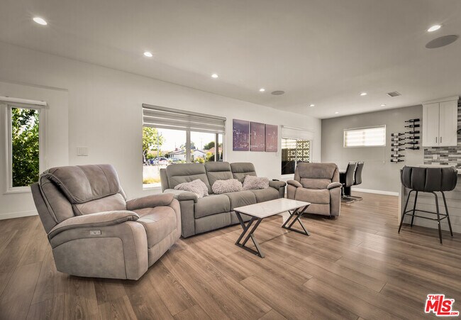 Building Photo - 12827 Sylvan St