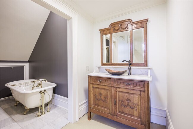 Building Photo - 901 East Ave