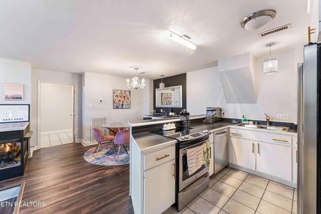 Building Photo - 523 N Bertrand St