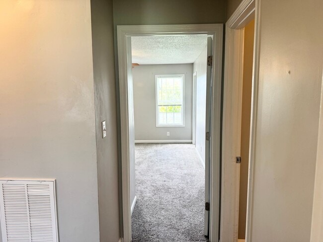 Building Photo - **Just listed**