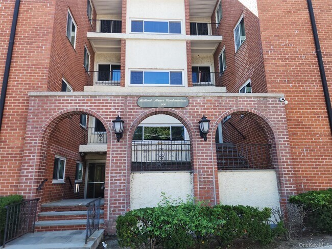 Primary Photo - 900 Midland Ave