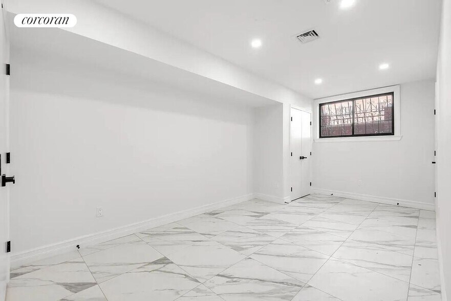 Building Photo - 446 Hart St