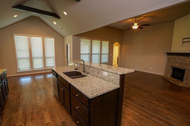 Building Photo - 3 Bed | 2 Bath in New Tulsa!