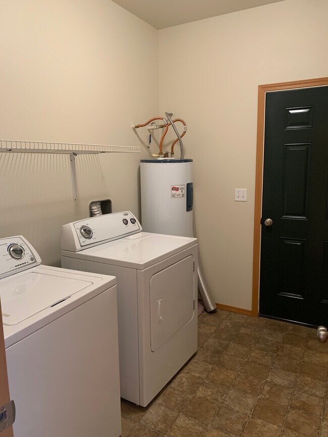 Building Photo - Large Home for Rent in Currier Creek