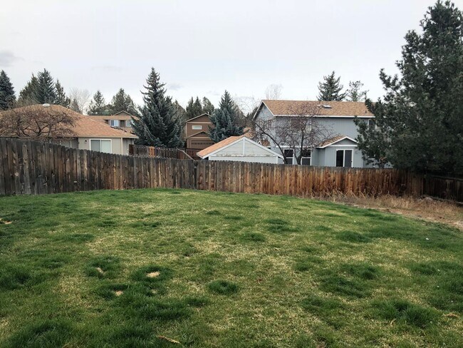 Building Photo - Large 3 Bed/2.5 Bath Located in Providence Neighborhood