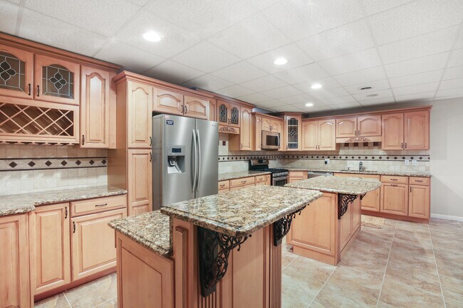 Building Photo - 6569 Whispering Woods Dr