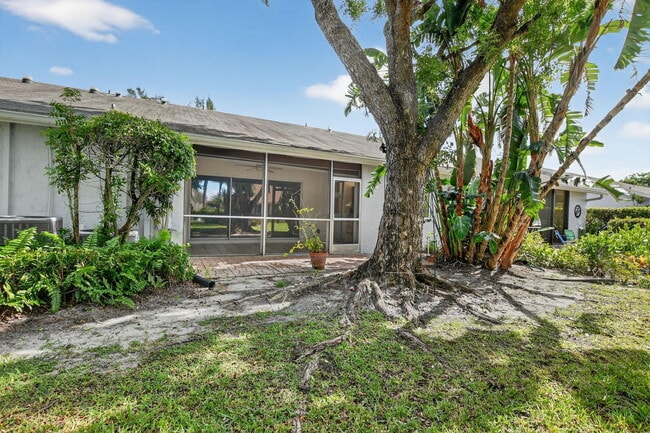 Building Photo - 708 Lago Rd