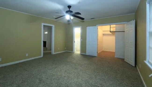 Building Photo - 4 bedrooms 2 Bath