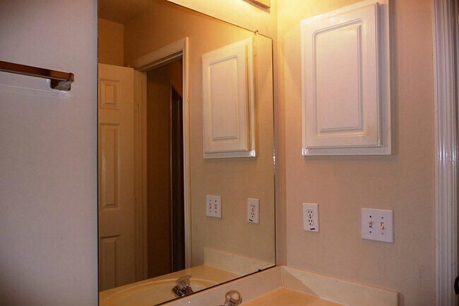 Building Photo - 211 Hartwood Ct