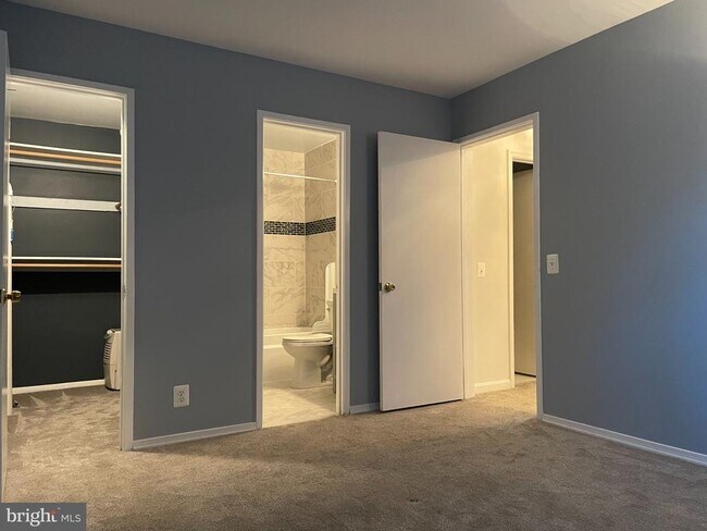 Building Photo - 2615 Glengyle Dr
