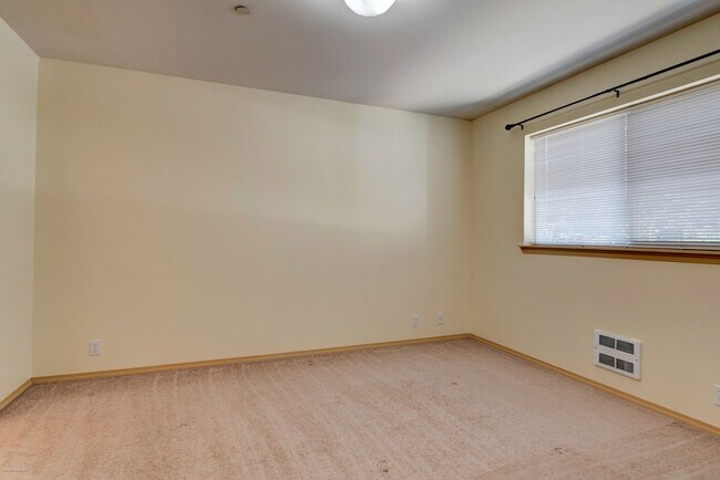 Building Photo - 1670 SW Mulberry Pl
