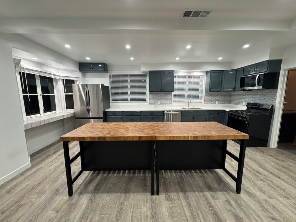 Building Photo - 2212 Linda Flora Dr