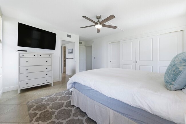 Building Photo - 3000 NE 48th Ct