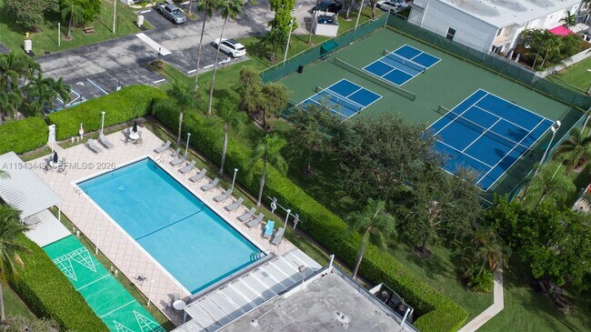 Building Photo - 808 NE 27th Ave